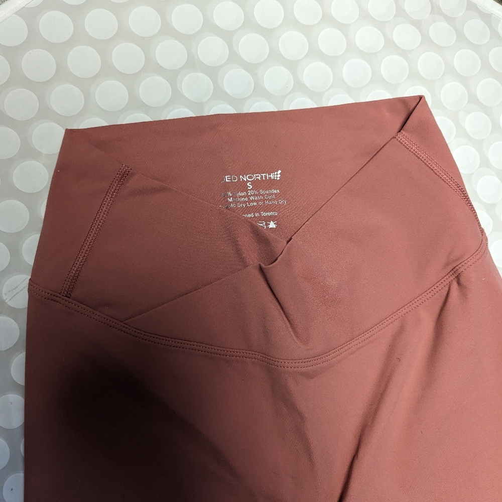 Jed North size small, V waist, peach full length soft leggings